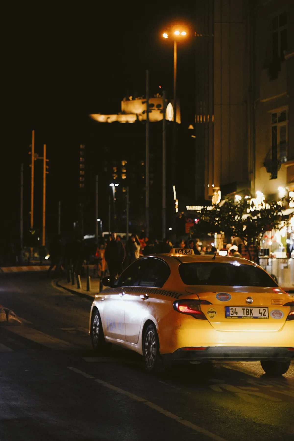 Gece caddede bekleyen taksi